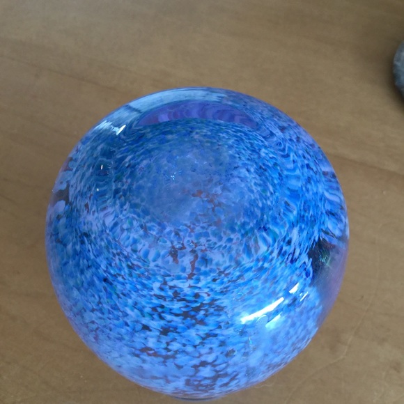 Blue & white art glass swirl bud vase 4.5” tall - Picture 5 of 7
